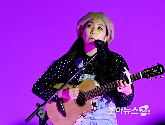 가수 로니추가 5일 오후 서울 광진구 파이팩토리스튜디오에서 열린 '댕댕왕왕 조이콘서트'에서 멋진 무대를 선보이고 있다. [사진=정소희 기자]