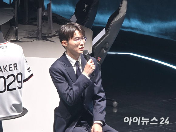 이스포츠 구단 T1의 '페이커' 이상혁 선수가 18일 서울 종로구 롤파크에서 열린 기자간담회에서 포즈를 취하고 있다. [사진=박정민 기자]