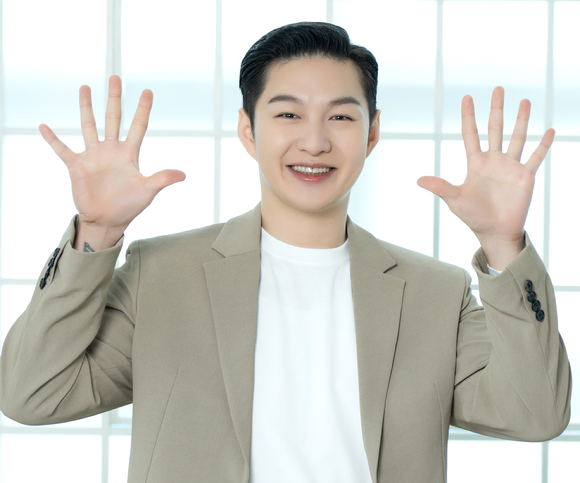 그룹 비투비 이창섭이 21일 온라인으로 진행된 비투비 정규 3집 'Be Together' 발매 기념 기자간담회에 참석해 포즈를 취하고 있다. [사진=큐브엔터테인먼트]