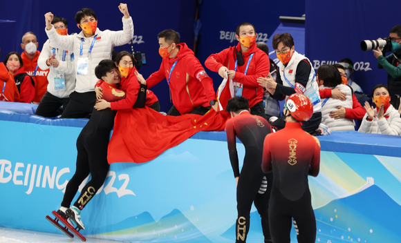 7일 오후 중국 베이징 캐피털 실내경기장에서 열린 2022 베이징동계올림픽 쇼트트랙 남자 1000m 결승 경기, 심판의 리우 샤오린 산도르 실격 판정으로 금메달을 차지한 중국 런쯔웨이와 코치진이 기뻐하고 있다. [사진=뉴시스]