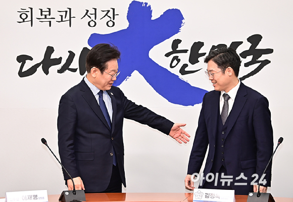 이재명 더불어민주당 대표가 10일 오후 서울 여의도 국회에서 김정욱 신임 대한변호사협회장 당선인을 접견, 기념촬영을 하고 있다. [사진=곽영래 기자]