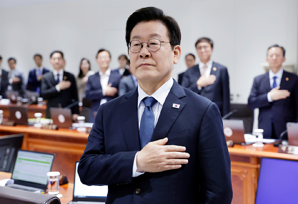 이재명 대통령이 지난 21일 용산 대통령실에서 열린 국무회의에서 국기에 경례하고 있다. [사진=연합뉴스]