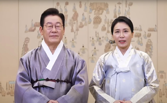 이재명 대통령과 김혜경 여사가 추석 연휴 이틀째인 4일 한복 차림으로 영상 메시지를 통해 명절 인사를 전하고 있다. [사진=연합뉴스]