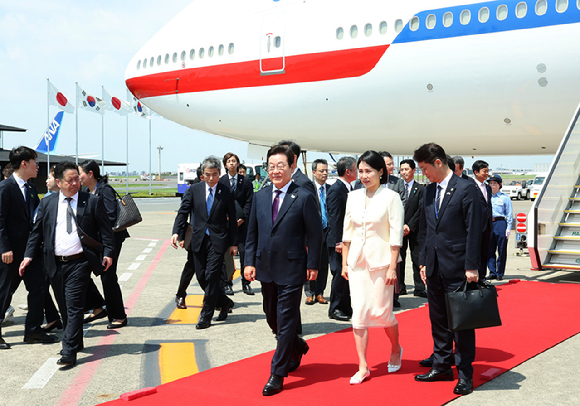 1박2일 일정으로 일본을 방문하는 이재명 대통령과 김혜경 여사가 23일 일본 도쿄 하네다공항에 도착하고 있다. [사진=연합뉴스]