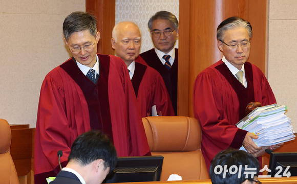 한국사 강사 전한길 씨가 지난 12일 서울 여의도 국회 의원회관에서 열린 국민저항권 긴급 세미나에서 기조강연을 하고 있다. [사진=곽영래 기자]