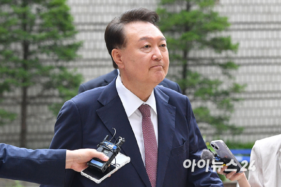 윤석열 전 대통령이 3일 서울 서초구 서울중앙지방법원에서 열린 내란 우두머리 혐의·직권남용 권리행사 방해 혐의 사건 9차 공판에 출석하고 있다. [사진=사진공동취재단]