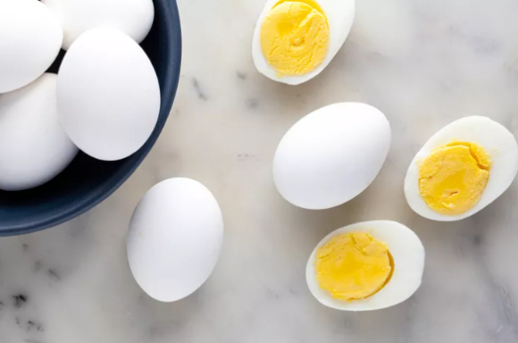 빵에다 잼을 바르고 있는 모습. [사진=PhantomGravity]