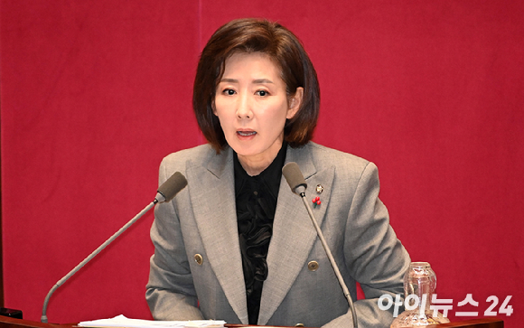 나경원 국민의힘 의원이 최근 경기도 이천시 시골길에서 발생한 '차량 위협 사건'을 두고 경찰의 안일한 태도에 분노를 표출했다. 사진은 지난 7월 29일 오후 10시40분쯤, 경기도 이천시 한 시골길에서 한 차량을 향해 달려드는 외국인 추정 남성의 모습. [사진=한문철 유튜브]