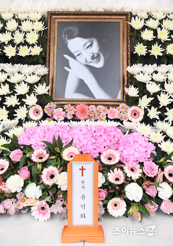 뇌종양으로 투병 중 별세한 배우 윤석화의 빈소가 19일 서울 신촌세브란스병원 장례식장에 마련됐다. [사진=사진공동취재단]