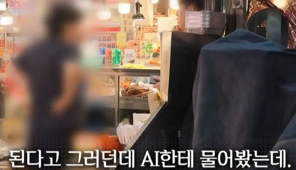 서울 광장시장 일부 상인들이 외국인 관광객에게 가격을 올려 받거나 반찬은 재사용해 논란이 되고 있다. 사진은 반찬 재사용에 대한 취재진 물음에 답하고 있는 광장시장 내 상인 모습. [사진=채널A 유튜브]