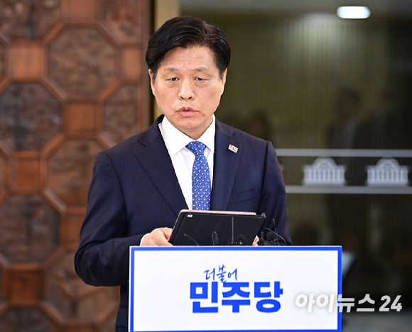 조승래 더불어민주당 수석대변인이 6일 오전 서울 여의도 국회에서 열린 의원총회에 앞서 브리핑을 하고 있다. 2025.01.06. [사진=곽영래 기자]