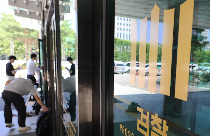 법원의 구속영장 발부로 윤석열 전 대통령이 재구속된 다음 날인 10일 내란특검이 위치한 서울 서초구 서울고등검찰청으로 관계자들이 출입하고 있다. 2025.7.10 [사진=연합뉴스]
