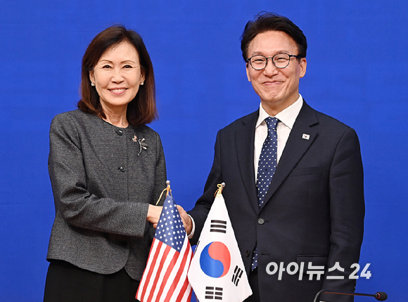 김민석 더불어민주당 당대표가 15일 서울 여의도 국회에서 미셸 스틸 주한미국대사를 접견해 기념촬영을 하고 있다. [사진=곽영래 기자]