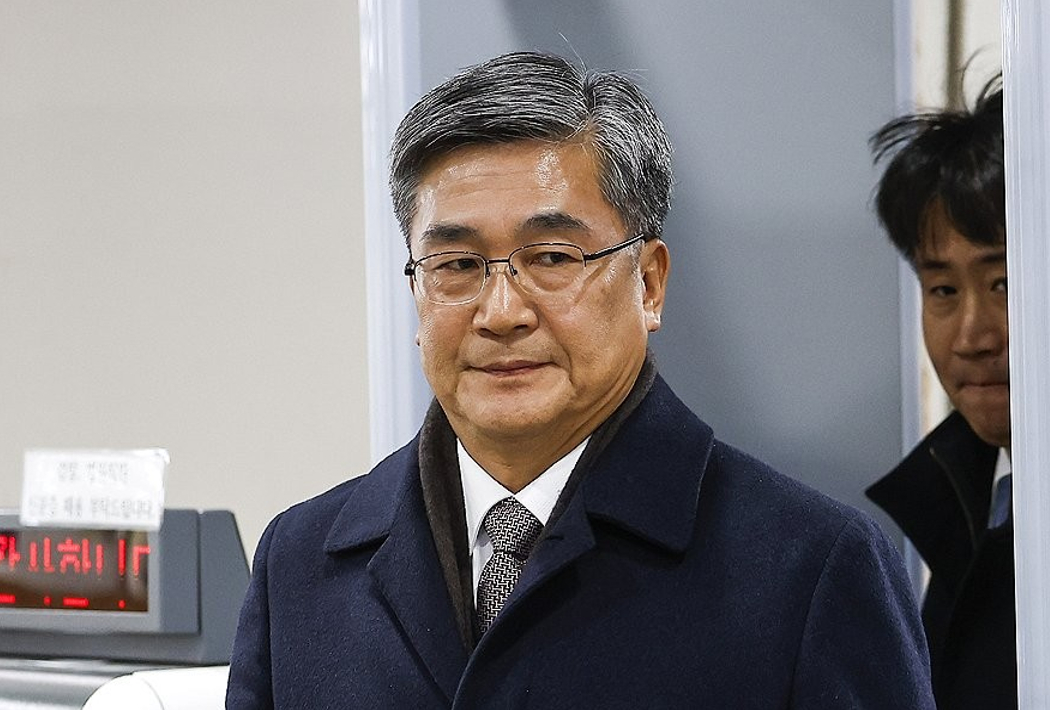 2020년 서해에서 발생한 공무원 피격 사건을 은폐하려 한 혐의로 재판에 넘겨진 박지원 전 국가정보원장이 26일 서울 서초구 중앙지법에서 무죄를 선고받고 법원을 나서며 지지자들에게 인사하고 있다. 2025.12.26 [공동취재] [사진=연합뉴스]