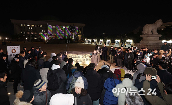 우원식 국회의장이 3일 서울 여의도 국회에서 열린 '그날 12.3 다크투어'에서 직접 도슨트로 나서 시민들을 안내하고 있다. [사진=곽영래 기자]