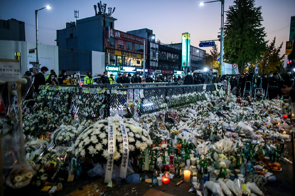 이태원역에 마련된 이태원 참사 추모공간에 시민들이 놓은 국화꽃이 놓여 있다. [사진=뉴시스]