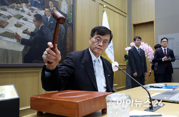 이창용 한국은행 총재가 11일 서울 중구 한국은행 본관에서 열린 금융통화위원회에서 의사봉을 두드리고 있다. [사진=사진공동취재단]