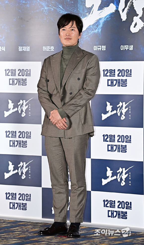 배우 정재영이 12일 오후 서울 송파구 롯데시네마 월드타워에서 열린 영화 '노량: 죽음의 바다'(감독 김한민) 언론시사회에서 포토타임을 갖고 있다.'노량: 죽음의 바다'는 임진왜란 발발 후 7년, 조선에서 퇴각하려는 왜군을 완벽하게 섬멸하기 위한 이순신 장군의 최후의 전투를 그린 전쟁 액션 대작이다. 오는 20일 개봉. [사진=곽영래 기자]