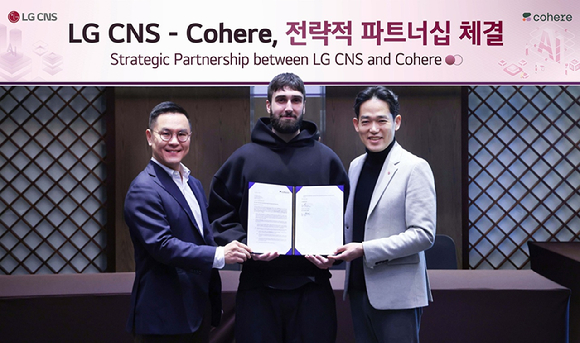 (왼쪽부터) 민세훈 LG CNS 엔트루 컨설팅장 전무와 에이단 고메즈 코히어 CEO, 진요한 LG CNS AI센터장 상무가 전략적 파트너십 체결식에서 기념촬영을 하고 있다. [사진=LG CNS]