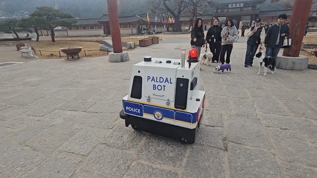 팔달봇이 순찰을 마치고 재충전을 위해 외부 스테이션 안으로 향하고 있다. [사진=설재윤 기자]