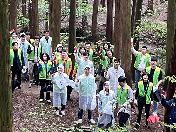 핵심리더과정 교육생 60명이 약산사.편백숲 일원에서 쓰레기를 줍고 시설을 점검하고 있다 [사진=광주광역시청]