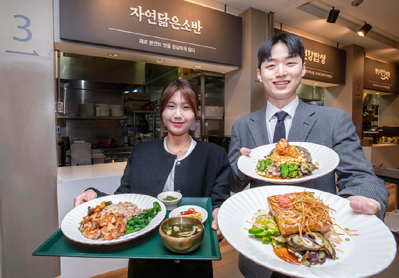 지난 29일 오전 서울시 강남구 현대백화점 무역센터점 지하1층 에이치키친의 '자연닮은소반' 매장에서 직원들이 대표 메뉴를 선보이고 있다. [사진=현대그린푸드]