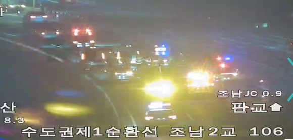 야심한 시간 고속도로를 걷던 남성이 차량에 연이어 치여 숨졌다. 사고 당시 CCTV 영상 [사진=한국도로공사 CCTV]