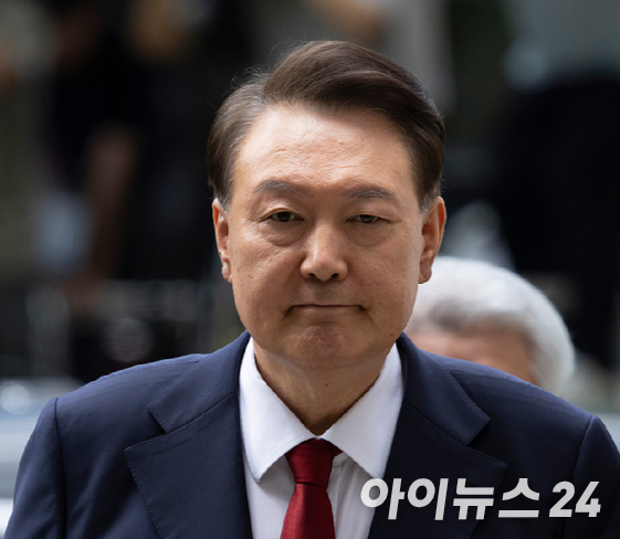 12·3 비상계엄과 관련해 특검의 수사를 받는 윤석열 전 대통령이 두 번째 구속 전 피의자 심문(영장실질심사)을 받기 위해 지난 9일 서울 서초구 중앙지법으로 출석하고 있다. [사진=사진공동취재단]