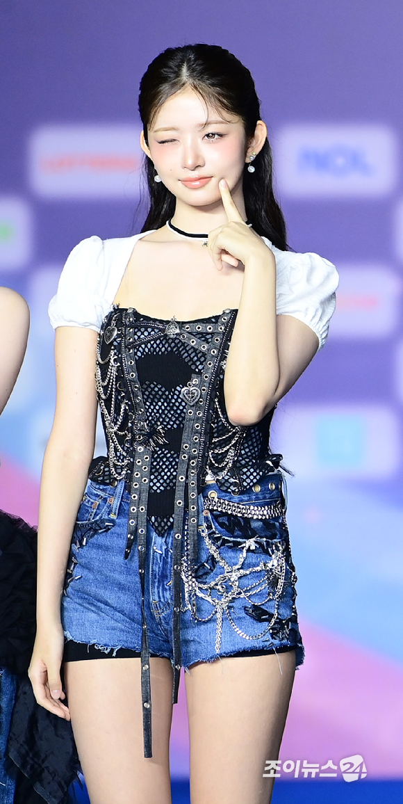 그룹 아이브 레이가 26일 오후 경기도 고양 일산서구 대화동 킨텍스에서 열린&nbsp;2025 SBS 가요대전 Summer(써머) 블루카펫 행사에 참석하고 있다. [사진=정소희 기자]