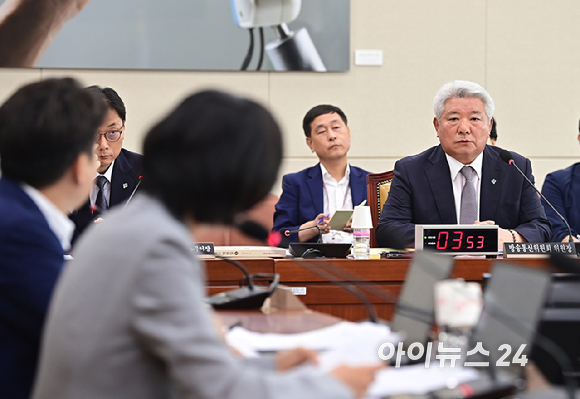 김홍일 방송통신위원장이 21일 오전 서울 여의도 국회에서 열린 과학기술정보방송통신위원회 전체회의 방송통신위원회의 설치 및 운영에 관한 법률 일부개정법률안에 대한 입법청문회에서 질의에 답변하고 있다. [사진=곽영래 기자]