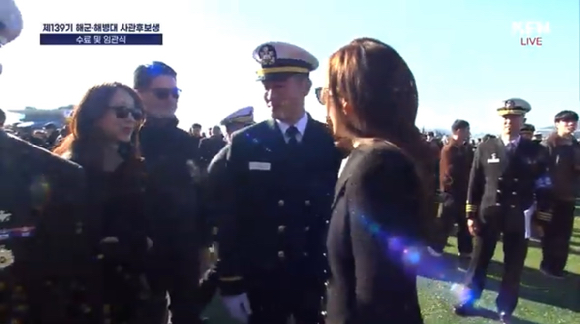 이재용 삼성전자 회장과 홍라희 삼성미술관 리움 명예관장이 28일 경남 창원 진해 해군사관학교에서 열린 이지호 씨의 해군 학사사관후보생 139기 임관식에 참석했다. [사진=국방홍보원 KFN 공식 유튜브 캡처]