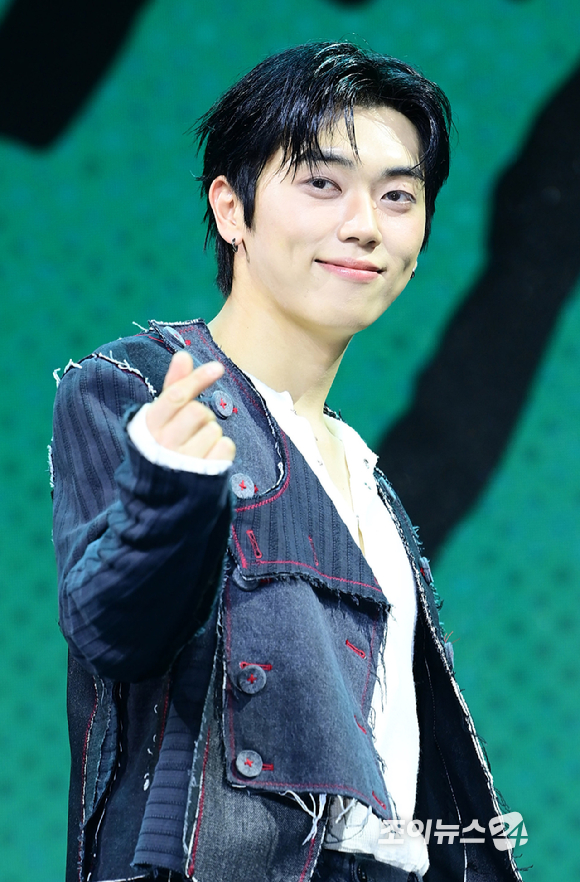 그룹 온앤오프 민균이 17일 서울 마포구 상암동 큐브컨벤션에서 진행된 ONF(온앤오프) 정규 2집 Part.2 'ONF:MY SELF' 쇼케이스에 참석하고 있다. [사진=정소희 기자]