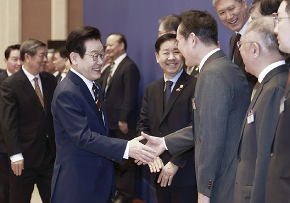 중국을 국빈방문 중인 이재명 대통령이 5일 베이징 조어대에서 열린 한&middot;중 비즈니스 포럼에서 이재용 삼성전자 회장과 인사하고 있다. 2026.1.5 [사진=연합뉴스]