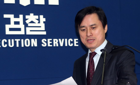 '12·3 비상계엄 및 내란 의혹 사건' 수사를 맡은 조은석 특별검사가 대검찰청 형사부장 시절이던 2014년 1월 21일 오후 서울 서초구 대검찰청에서 금융사 개인정보 유출 사태와 관련한 브리핑을 하기 위해 기자실로 들어서고 있다. [사진=연합뉴스]