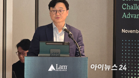 박준홍 램리서치코리아 대표가 14일 오전 서울 강남구 파르나스 서울 호텔에서 열린 기자간담회에서 첨단 패키징용 새 장비인 '벡터 테오스 3D'를 소개하고 있다. [사진=박지은 기자]