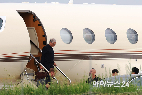 마이크로소프트(MS) 창업자인 빌 게이츠 '빌 앤 멜린다 게이츠 재단' 공동이사장이 20일 오후 서울김포비즈니스항공센터(SGBAC)를 통해 입국하고 있다. [사진=곽영래 기자]