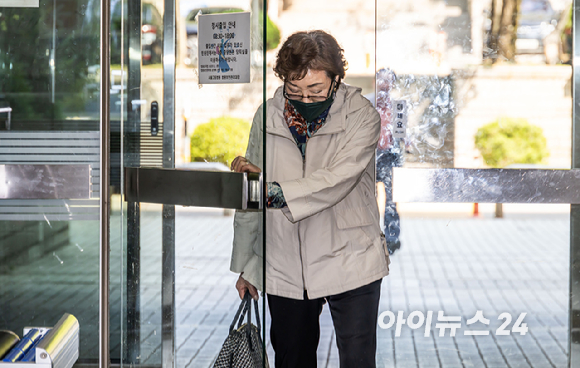 김건희씨 모친 최은순씨가 15일 서울 서초구 서울중앙지방법원에서 열린 양평 공흥지구 의혹 관련 공판에 출석하고 있다. [사진=사진공동취재단]