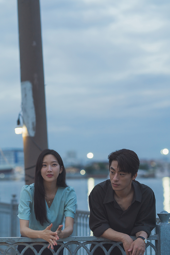 배우 구교환과 문가영이 영화 '만약에 우리'에서 호흡을 맞추고 있다. [사진=(주)쇼박스]