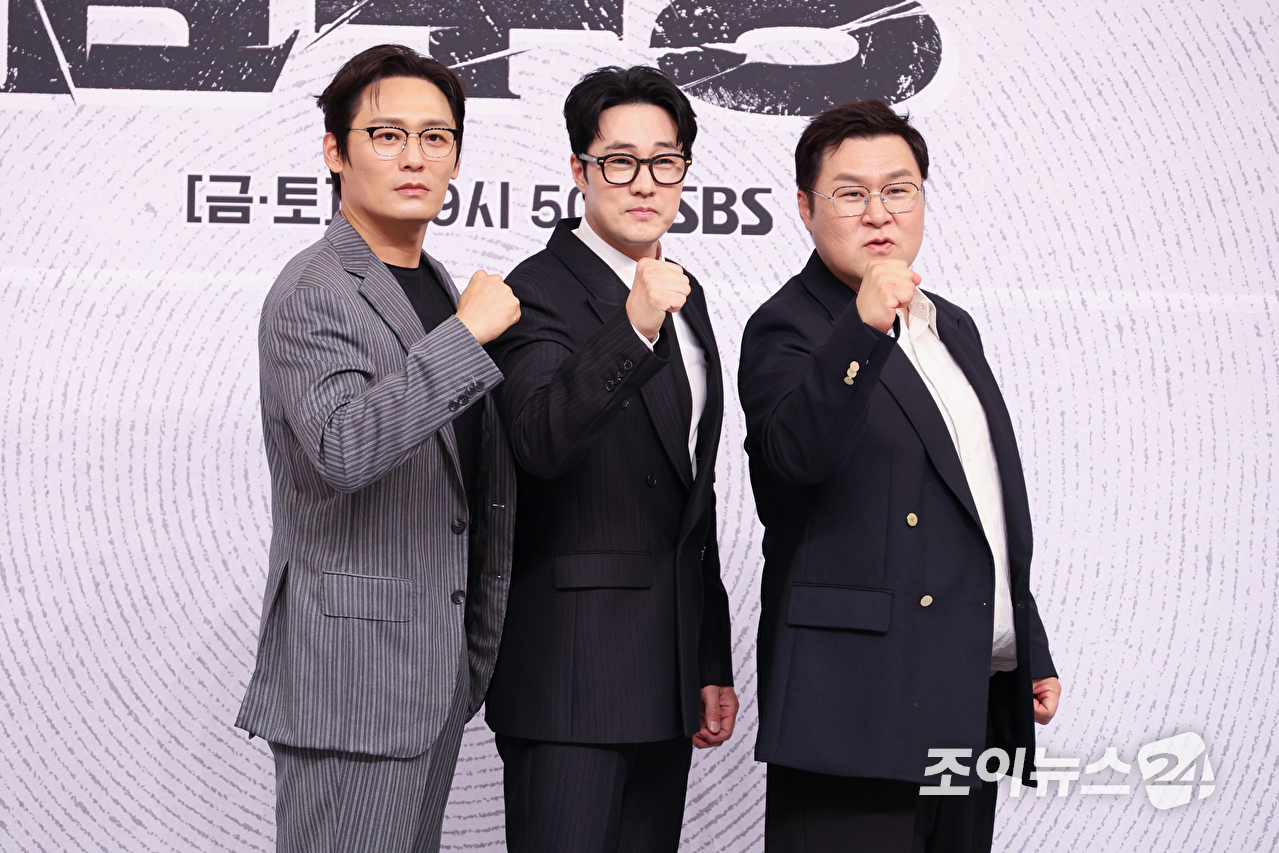 배우 최대훈, 소지섭, 윤경호가 25일 오후 서울 양천구 목동 SBS에서 진행된 SBS 새 금토드라마 '김부장' 제작발표회에 참석해 포즈를 취하고 있다. [사진=문수지 기자]