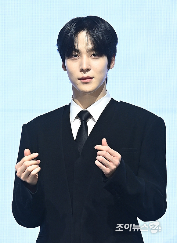 에이티즈 윤호가 5일 오후 서울 여의도 페어몬트 엠버서더 서울에서 열린 미니 13집 '골든 아워 : 파트 4(GOLDEN HOUR : Part.4)' 발매 기념 기자간담회에서 포즈를 취하고 있다. [사진=곽영래 기자]