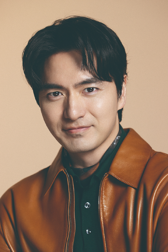 배우 이진욱이 JTBC 토일드라마 '에스콰이어' 인터뷰에 앞서 포즈를 취하고 있다. [사진=BH엔터테인먼트]