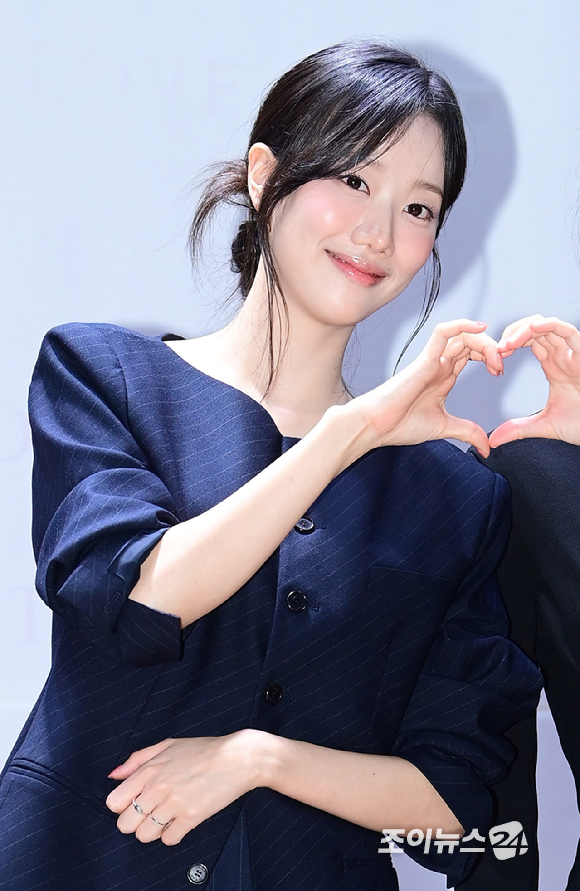 (왼쪽부터)오만석-배수빈-홍우진-최강희-리사-장희진-소주연-이나연-홍종현-강영석-이도윤이 2일 오후 서울 종로구 대학로 이음아트홀에서 열린 연극 '클로저' 제작 발표회에 참석하고 있다. [사진=정소희 기자]