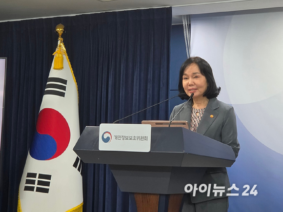 송경희 개인정보보호위원회 위원장이 12일 오후 정부서울청사에서 열린 브리핑에서 기자들의 질문에 답하고 있다. [사진=윤소진 기자]