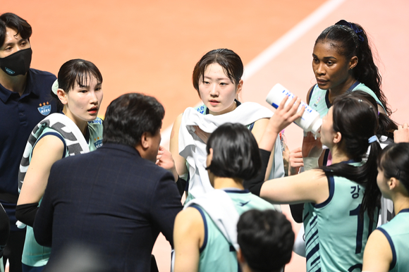 차상현 GS칼텍스 감독이 26일 열린 흥국생명과 홈 경기 도중 타임아웃에 선수들과 이야기를 나누고 있다. [사진=한국배구연맹(KOVO)]