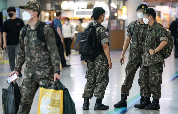 11일 오전 서울 용산구 서울역에서 군인들이 발걸음을 옮기고 있다. 본 기사와 무관한 이미지. [사진=뉴시스]