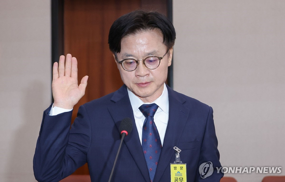 김정관 산업통상자원부 장관 후보자가 17일 서울 여의도 국회 산업통상자원중소벤처기업위원회에서 열린 인사청문회에서 선서하고 있다. [사진=연합뉴스]