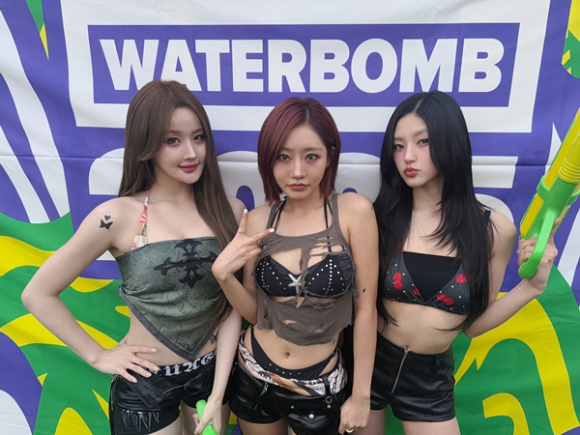키스오브라이프가 '워터밤 서울 2025' 무대에 앞서 포토타임을 갖고 있다. [사진=S2엔터테인먼트]