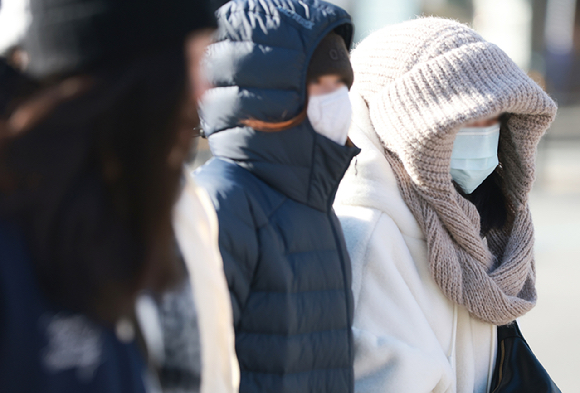 전국에 강추위가 찾아온 지난 1일 오전 종로구 광화문거리에서 시민들이 목도리 등 방한용품을 착용한 채 걷고 있다. [사진=연합뉴스]