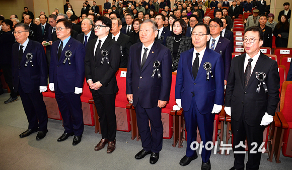 김덕룡 추모위원장(왼쪽부터), 우원식 국회의장, 국민의힘 한동훈 대표, 이상민 행정안전부 장관, 주호영 국회부의장, 홍철호 정무수석 등이 22일 오전 서울 동작구 국립서울현충원에서 열린 고(故) 김영삼(YS) 전 대통령 9주기 추모식에서 애국가를 제창하고 있다. [사진=곽영래 기자]