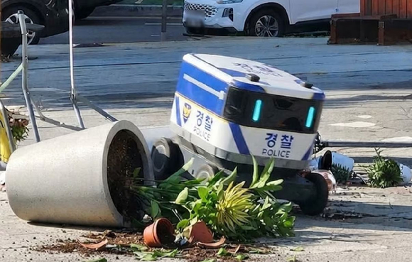 경기도 고양시 화정역 일대를 순찰하는 자율주행 로봇이 광장 인근 테이블을 들이받아 화분 십수 개를 파손시키는 일이 벌어졌다. 사진은 사고 현장 모습. [사진=SNS 캡처]